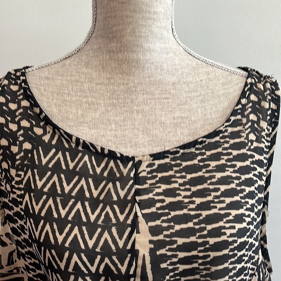 To go collection size XL Sleeveless sheer blouse with exposed zipper in back - Picture 2 of 7